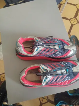 Zapatillas Hoka grises y rojas