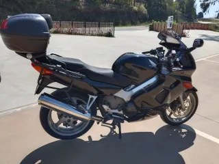 Honda VFR 800 Negra con Maletas