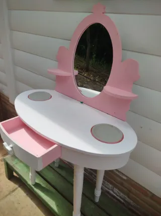 Tocador infantil rosa con espejo
