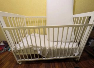 Cuna blanca + 2 colchones y protector