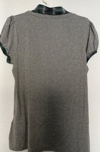 Camiseta gris con lazo cuadros verde