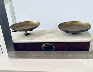 Balanza antigua de latón y mármol