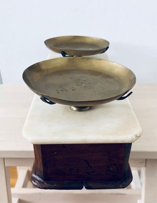 Balanza antigua de latón y mármol