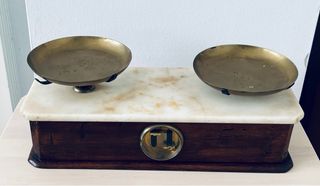 Balanza antigua de latón y mármol