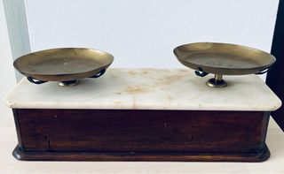 Balanza antigua de latón y mármol