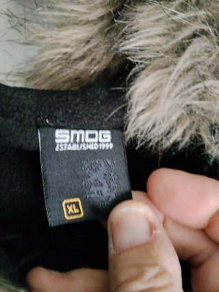Chaqueta negra con capucha y pelo