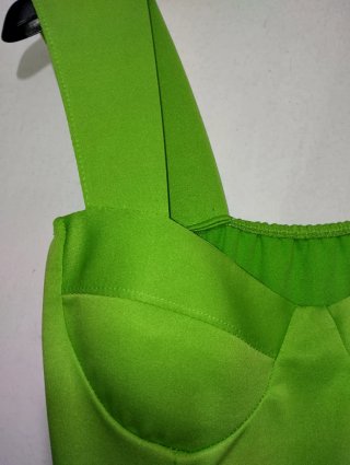 Abito verde con drappeggio