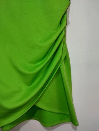 Abito verde con drappeggio