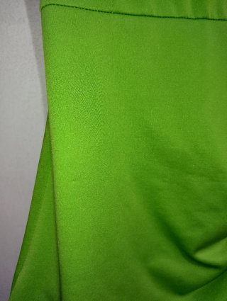 Abito verde con drappeggio