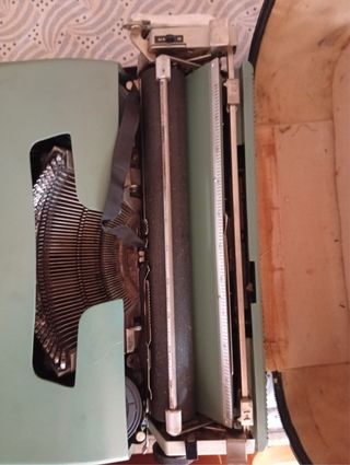 Máquina de escribir Olivetti Lettera 32 con maletí