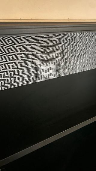 Mueble recibidor negro con detalles dorados