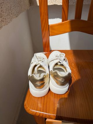 Zapatillas blancas y doradas