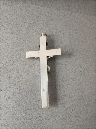 Cruz pectoral de plata con INRI