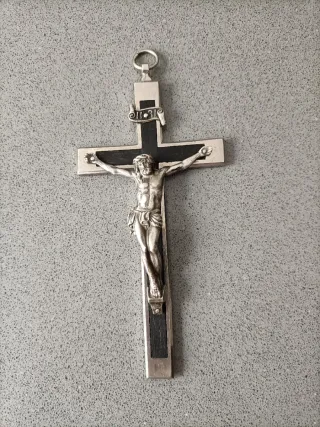 Cruz pectoral de plata con INRI