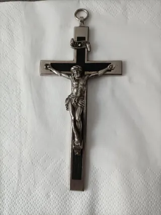 Cruz pectoral de plata con INRI