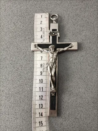 Cruz pectoral de plata con INRI