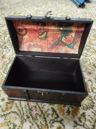 Cofre de madera vintage con mapa