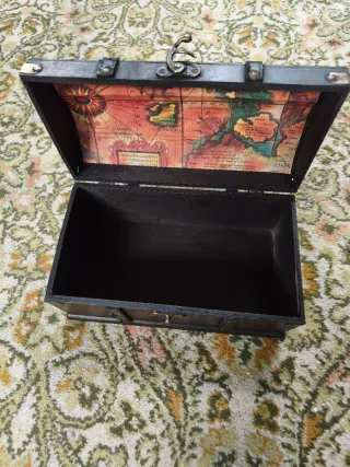 Cofre de madera vintage con mapa