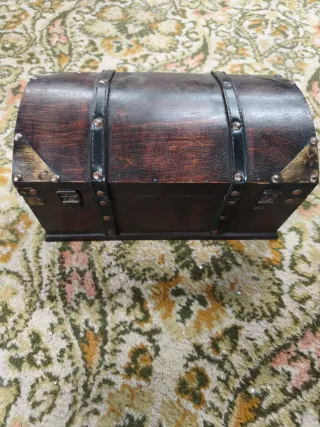 Cofre de madera vintage con mapa