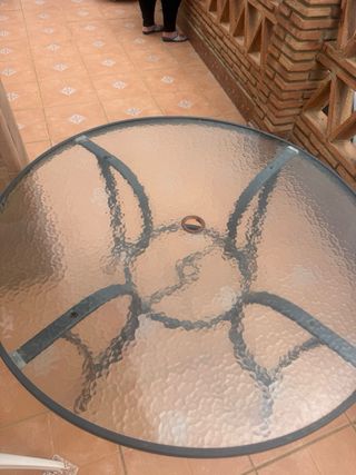 Mesa redonda cristal y metal, esta casi nueva.