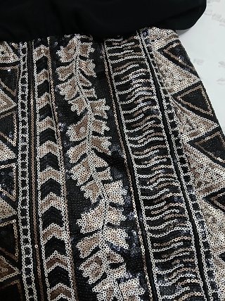 Vestido negro con lentejuelas doradas