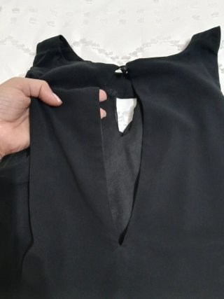 Vestido negro con lentejuelas doradas