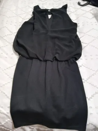 Vestido negro con lentejuelas doradas
