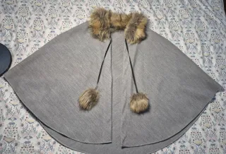 Capa Gris con Cuello Pelo y Pompones