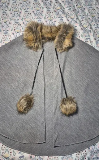 Capa Gris con Cuello Pelo y Pompones