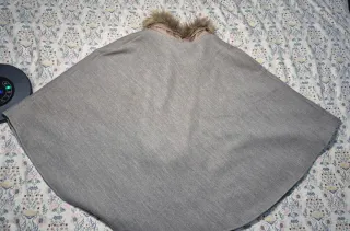 Capa Gris con Cuello Pelo y Pompones