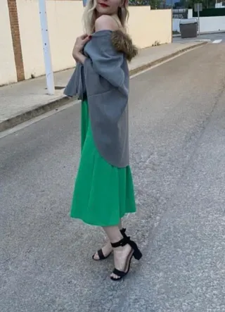 Capa Gris con Cuello Pelo y Pompones