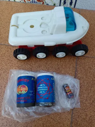 Juguete antiguo barco con 3 baterías