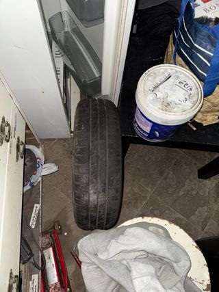 Rueda de repuesto Peugeot 205 con soporte trasero.