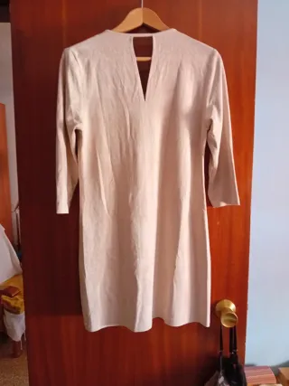 Vestido beige con detalles dorados