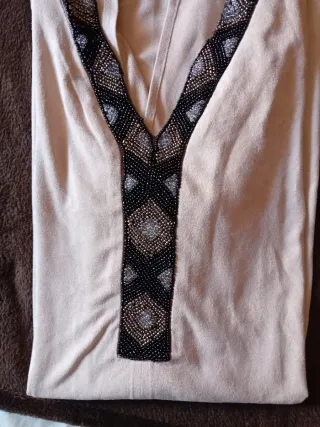 Vestido beige con detalles dorados