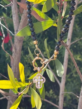 Conjunto Xuping: Obsidiana y Cruz Dorada