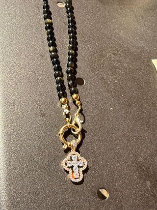 Conjunto Xuping: Obsidiana y Cruz Dorada