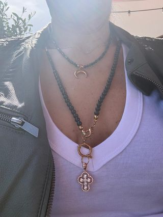 Conjunto Xuping: Obsidiana y Cruz Dorada