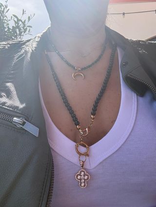 Conjunto Xuping: Obsidiana y Cruz Dorada