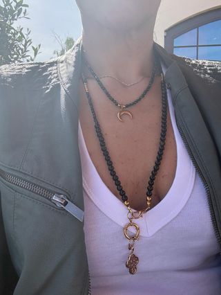 Conjunto Xuping: Obsidiana y Cruz Dorada