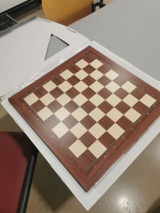 Tablero de ajedrez y piezas de madera