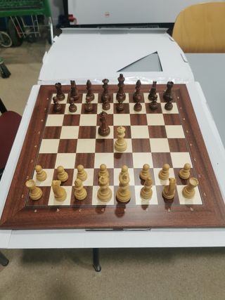 Tablero de ajedrez y piezas de madera