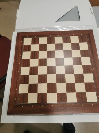 Tablero de ajedrez y piezas de madera