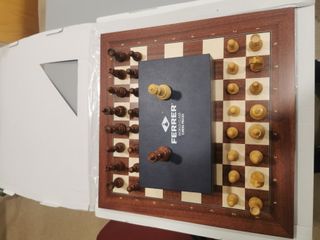 Tablero de ajedrez y piezas de madera