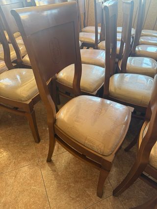 Sillas de madera y tela beige