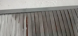 Cortina gris y blanca