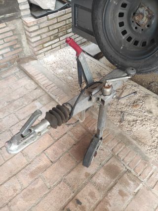 Remolque de carga con frenos