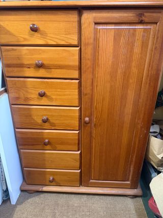 Mueble de madera con cajones y puerta