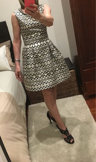 Vestido estampado geométrico con pedrería
