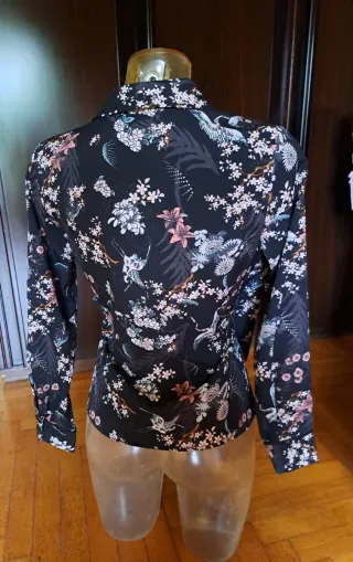 Elegante camicetta floreale nera